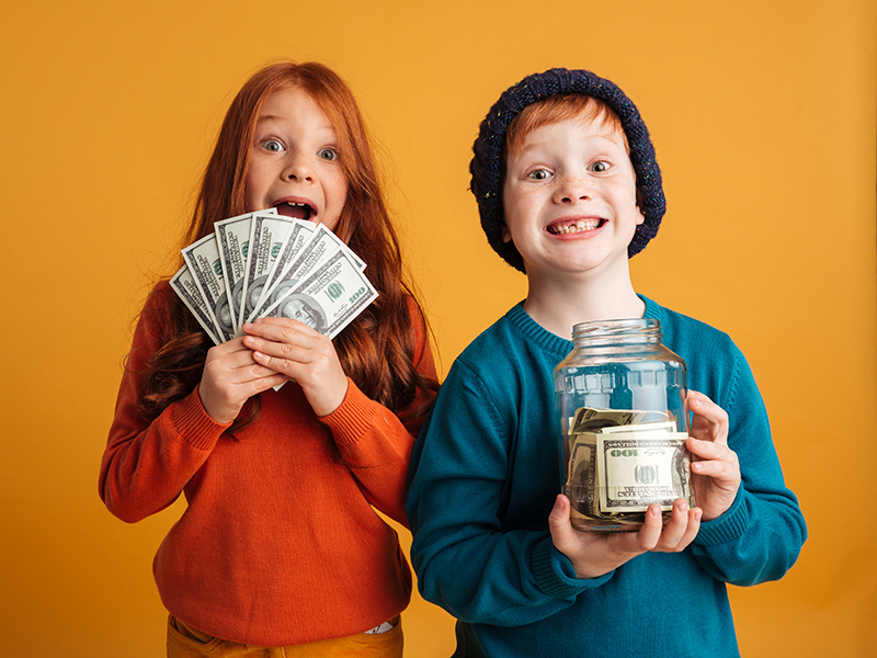 Діти та гроші: коли та скільки грошей давати дітям на кишенькові витрати