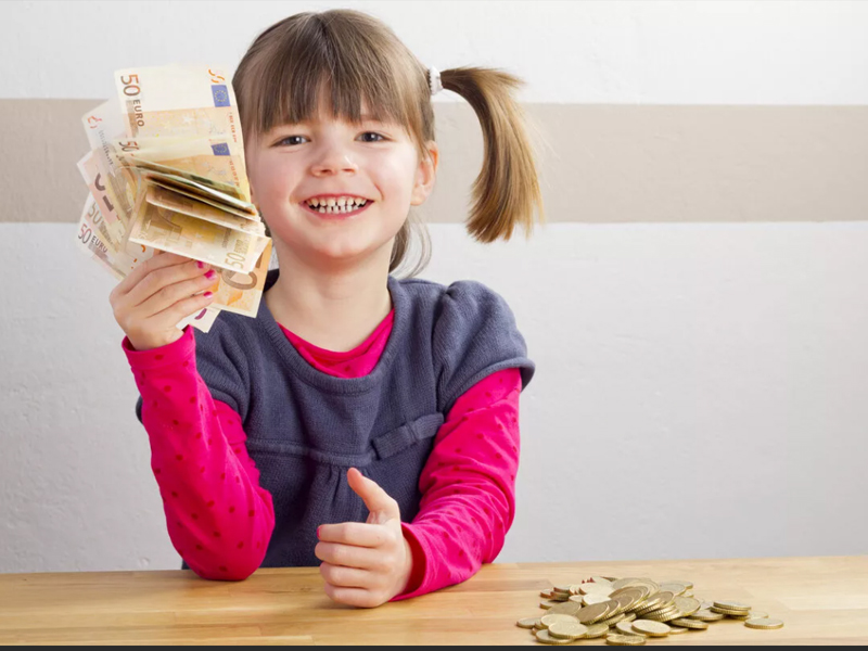 Діти та гроші: коли та скільки грошей давати дітям на кишенькові витрати